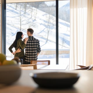 Anna und Manuel Veith vor Josko ONE Fensterfront