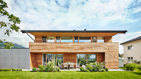 Haus Holzfassade Fenster Balkon