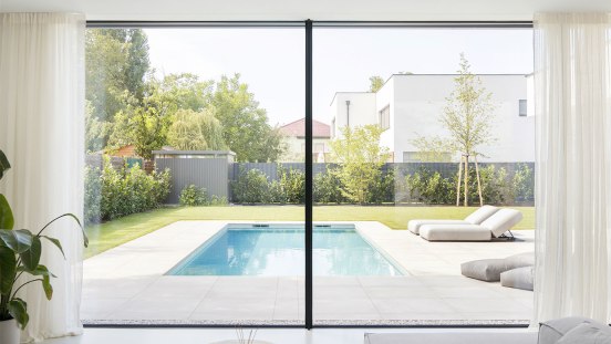 Bodentiefes Fenster von Josko mit Aussicht auf Pool