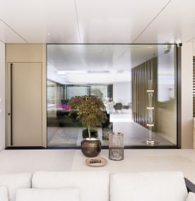 Moderne Haustür in bronce großzügiges Seitenteil Josko