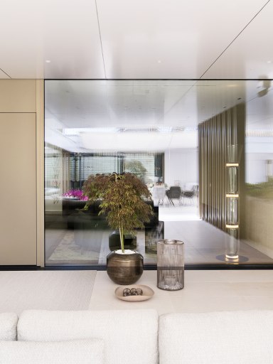 Moderne Haustür in bronce großzügiges Seitenteil Josko