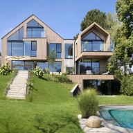 Haus mit Holzfassade und individuellen Fenstern
