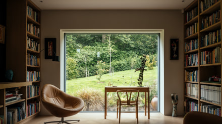 Bibliothek und Arbeitsraum mit großen Fenstern von Josko im Passivhaus Devon