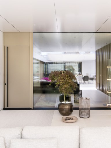 Moderne Haustür in bronce großzügiges Seitenteil Josko