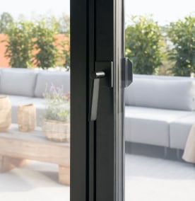 [Translate to Englisch:] Schwarzer Fenstergriff bei Josko ONE Fenster