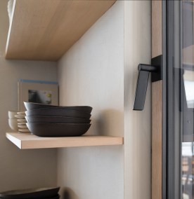 Josko ONE dezenter schwarzer Designgriff aesthetisch