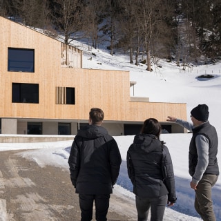 Anna und Manuel Veith mit Architekt Wolfgang Günther