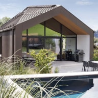 Modernes Einfamilienhaus mit Satteldach, großen Glasfronten von Josko und Pool