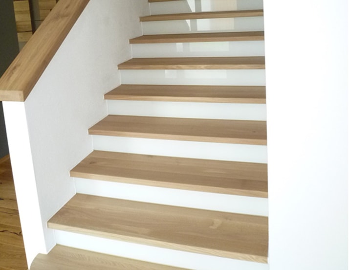 Treppe aufgesattelt in Eiche