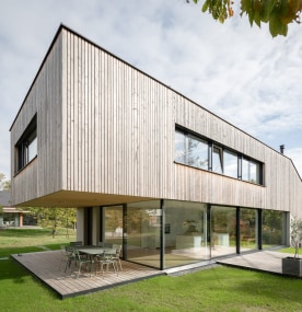 Josko Haus Holzfassade Glasflächen