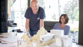 Gerhard und Edda Kasal im Büro des Architekten