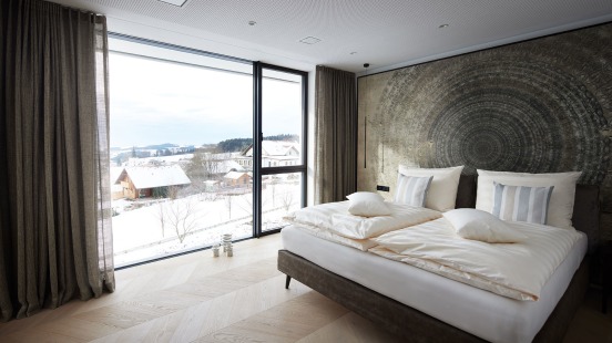 Bodentiefes Fenster von Josko im Schlafzimmer