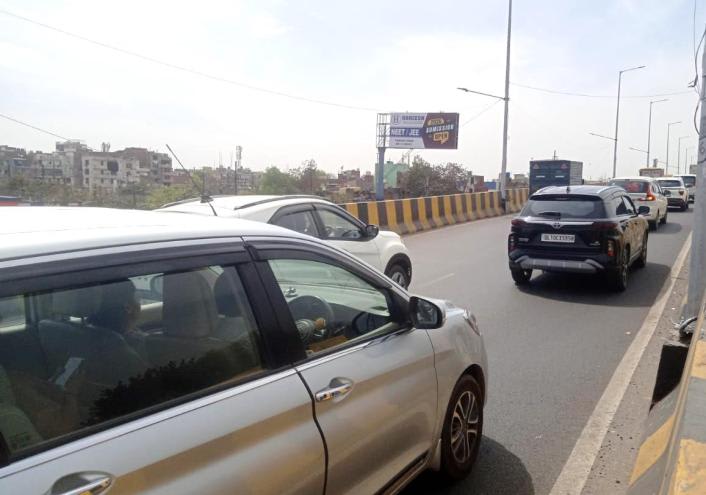 Unipole at Seelampur Metro Station, Shahdara towards ISBT, New Delhi - Position 1 photo 1