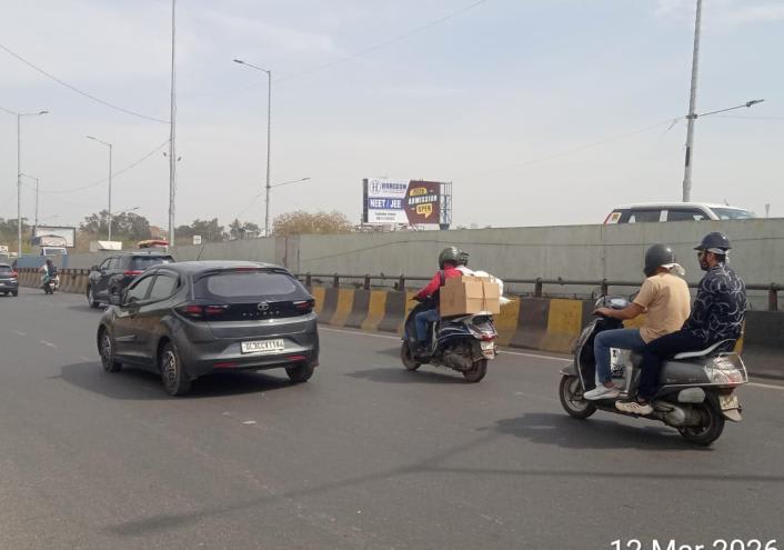 Unipole at Seelampur Metro Station, Shahdara towards ISBT, New Delhi - Position 2 photo 1