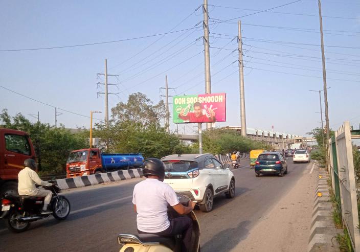 Unipole at On Signature Bridge-2, Wazirabad towards Bhajanpura, New Delhi photo 1