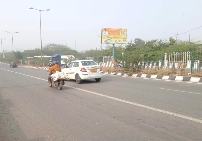Unipole at On Signature Bridge-2a, Bhajanpura towards Wazirabad, New Delhi photo 1