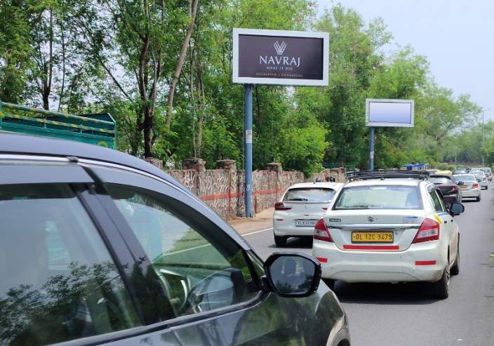 Unipole at Ridge Road -mu-1, Dhaula Kuan towards Karol Bagh, New Delhi photo 1