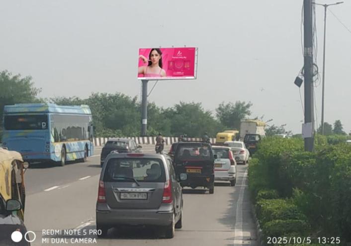 Unipole at Outer Ring Road Nr Red Fort -3, ISBT Kashmere Gate towards Laxmi Nagar/ Noida & Ashram, New Delhi photo 1