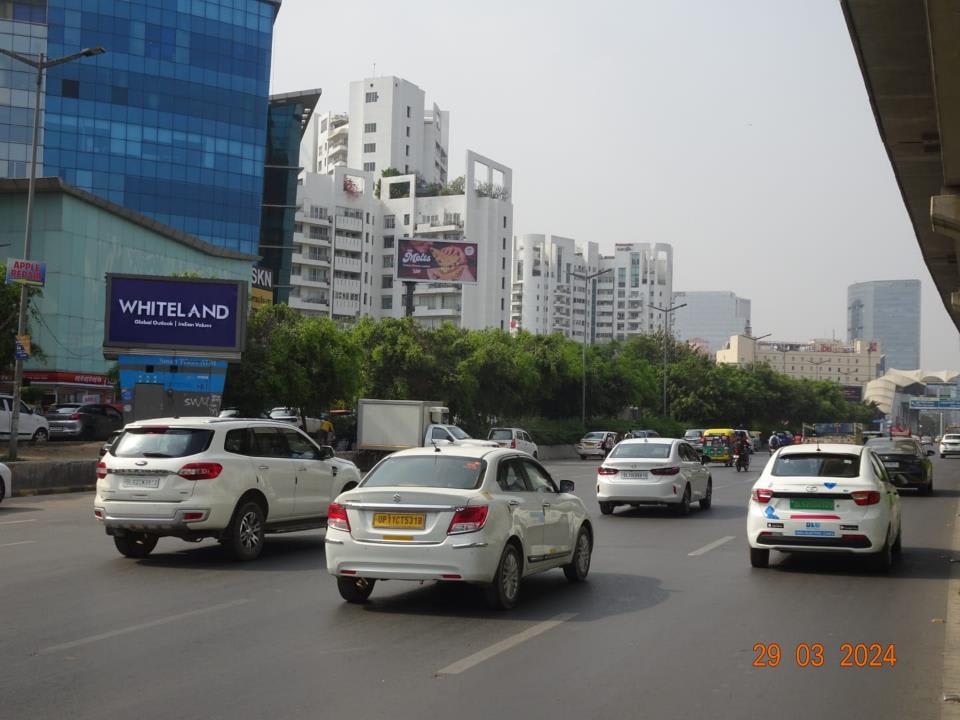 Unipole at Central Plaza, Golf Course Extension Road towards Cyber City, Gurugram photo 1