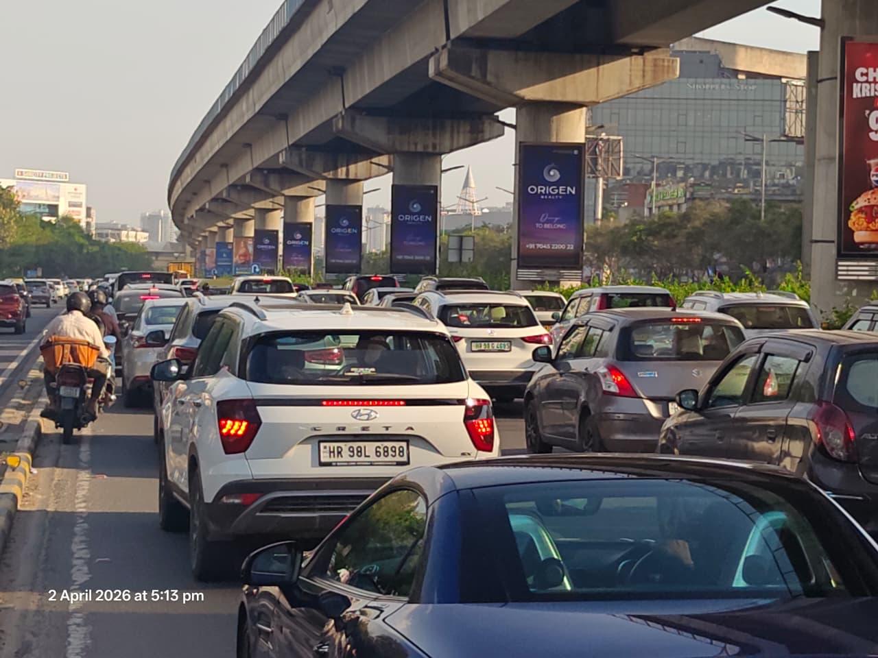 Metro Pillar at Paras Twin Tower, Metro Pillars 197-206, Cyber City/DLF One Horizon Center towards AIT Chowk/ Golf Course Extension Road, Gurugram photo 1