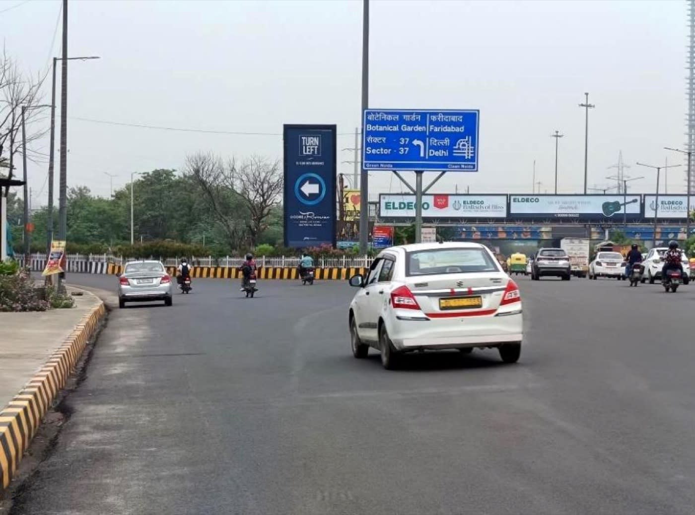 Unipole at Mahamaya, Noida to Greater Noida/ Botanical Garden, Noida photo 1