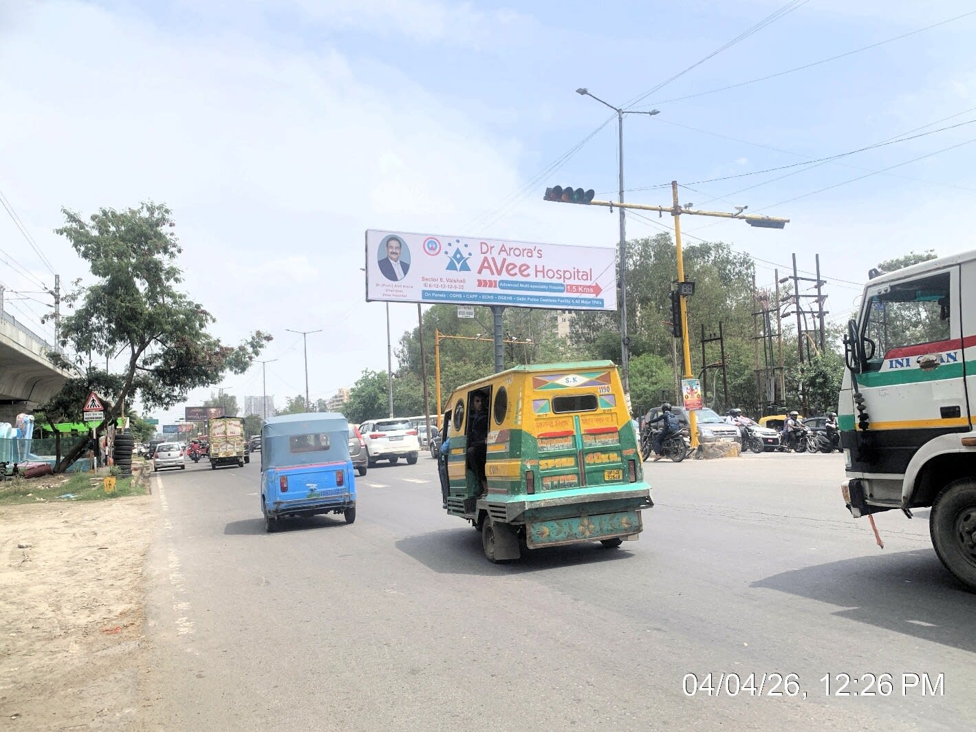 Unipole at Vaishali Sector 4 Red Light, UP Gate To Mohan Nagar, Ghaziabad - Position 2 photo 1