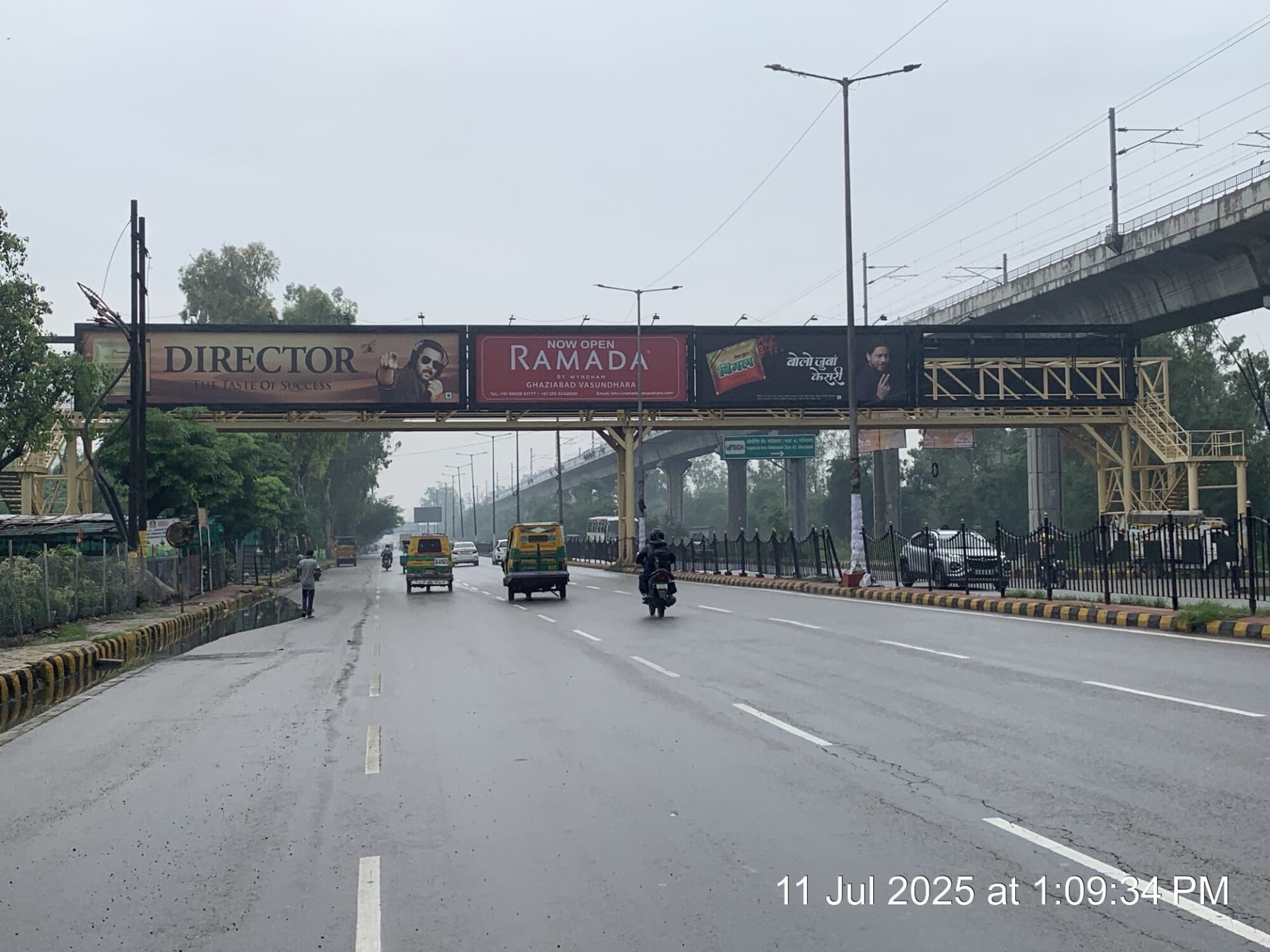 Foot Overbridge at Vasundhara, Mohan Nagar to Dabur, Ghaziabad - Position 2 photo 1