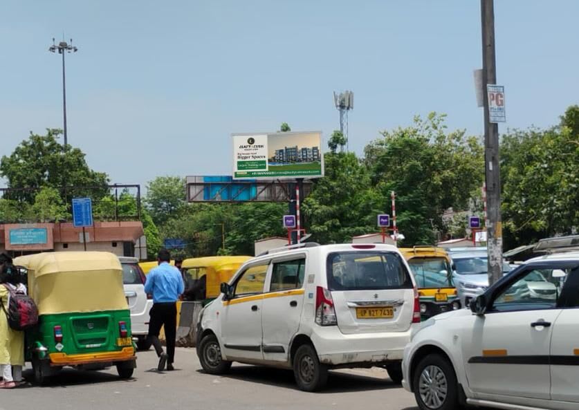 Unipole at Railway Station, Exit Gate, Hazrat Nizamuddin photo 1