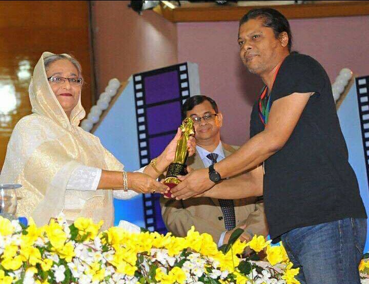 মাননীয় প্রধানমন্ত্রী শেখ হাসিনা থেকে জাতীয় চলচ্চিত্র পুরস্কার নিচ্ছেন জেমস