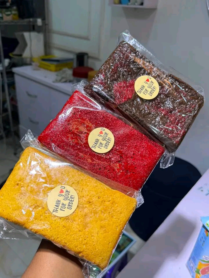 Red velvet, Chocolate, Coconut cakes. Food tray and fish pie 🤤 — photo 1