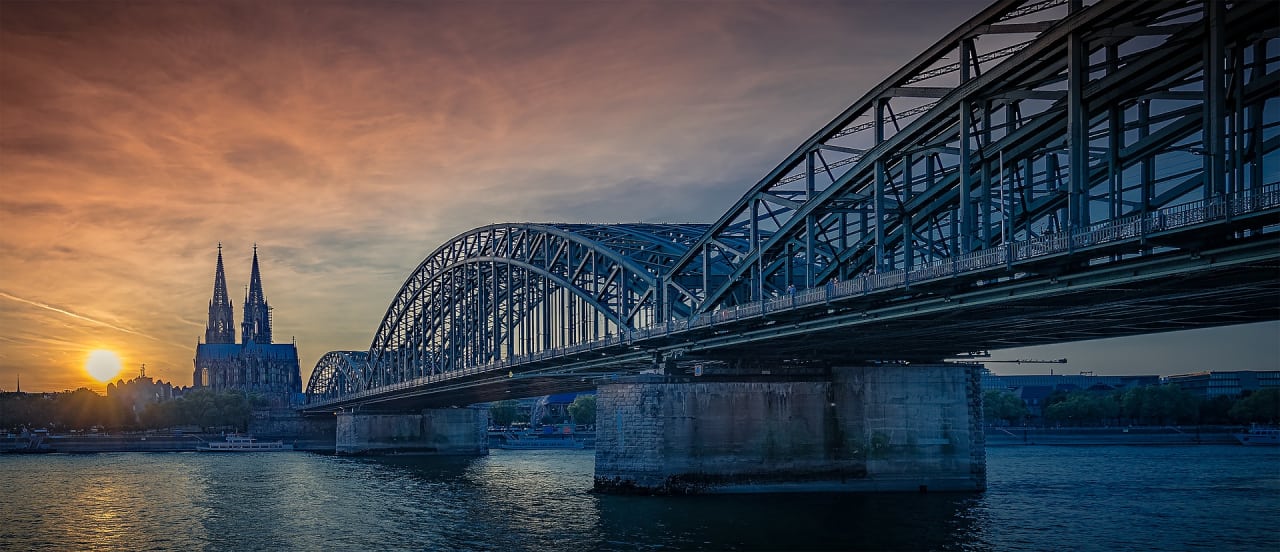 Kölner Rheinpanorama mit Blick auf die Hohenzollernbrücke und den Kölner Dom