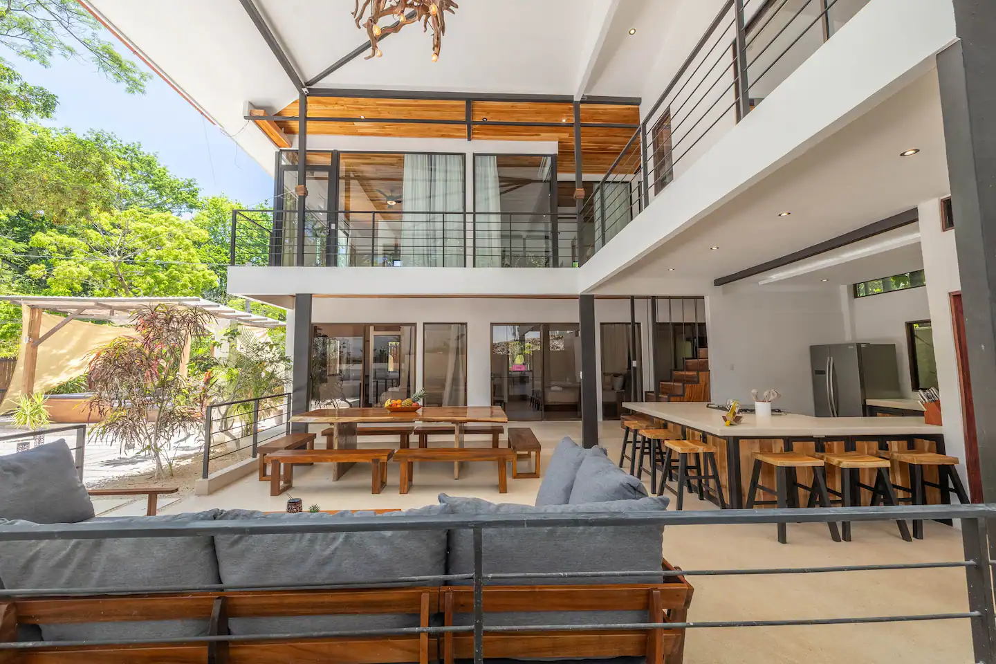7BR Oasis: Pool, AC, Fast Wifi & Prime Location