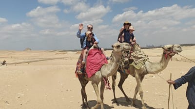 Kamelentocht over de necropolis van Saqqara