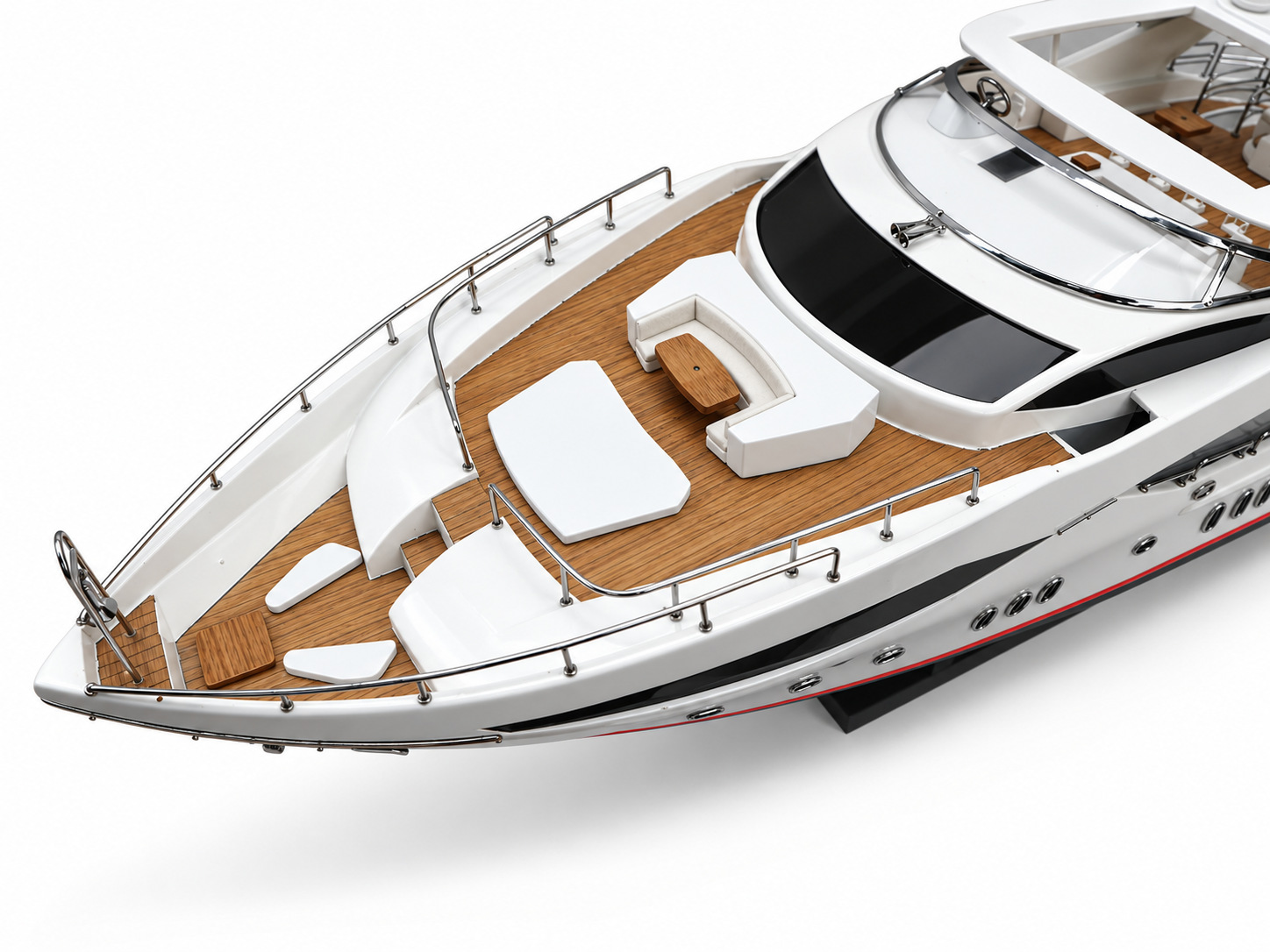 Sunseeker Predator 130 el yapımı ahşap yat modeli ön güverte oturma alanı ve krom kaplı pirinç korkuluk detayı