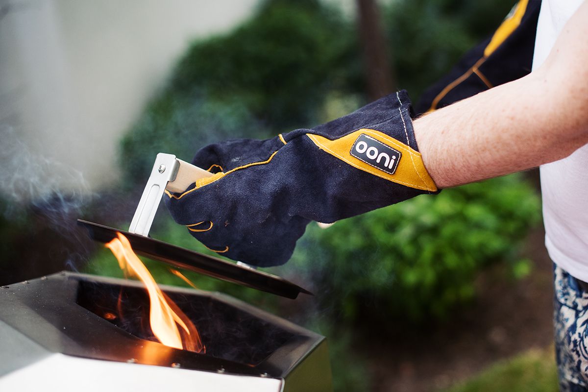 ooni-pro-pizza-oven-pic-protective-gloves