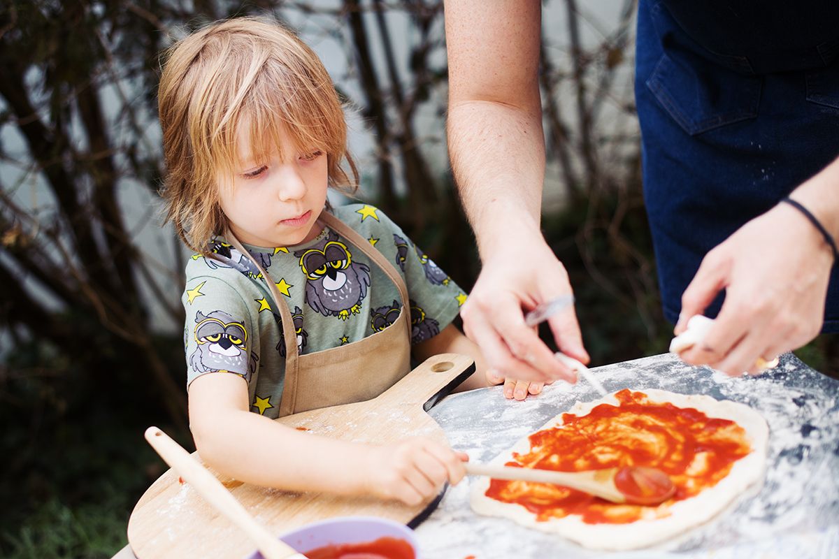 ooni-pro-pizza-oven-pic-adding-tomato-sauce-to-dough