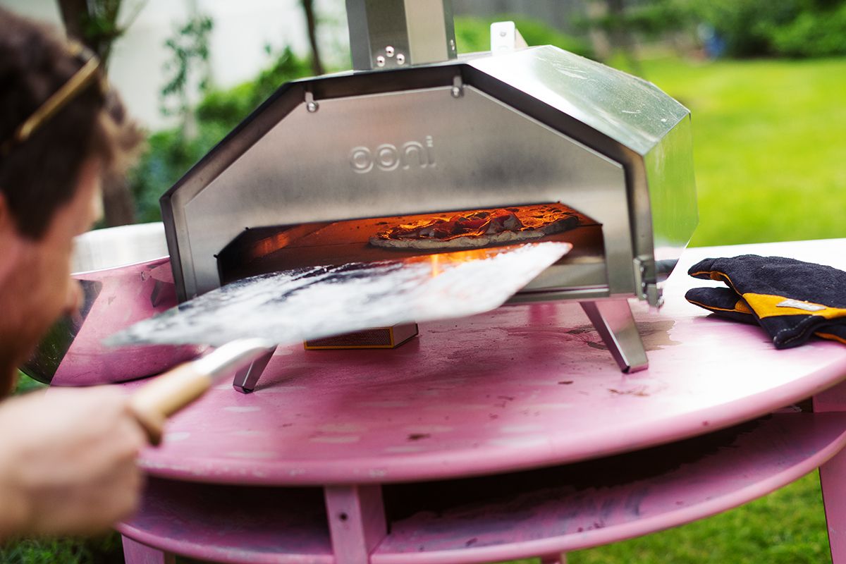 ooni-pro-pizza-oven-pic-pizza-in-the-oven