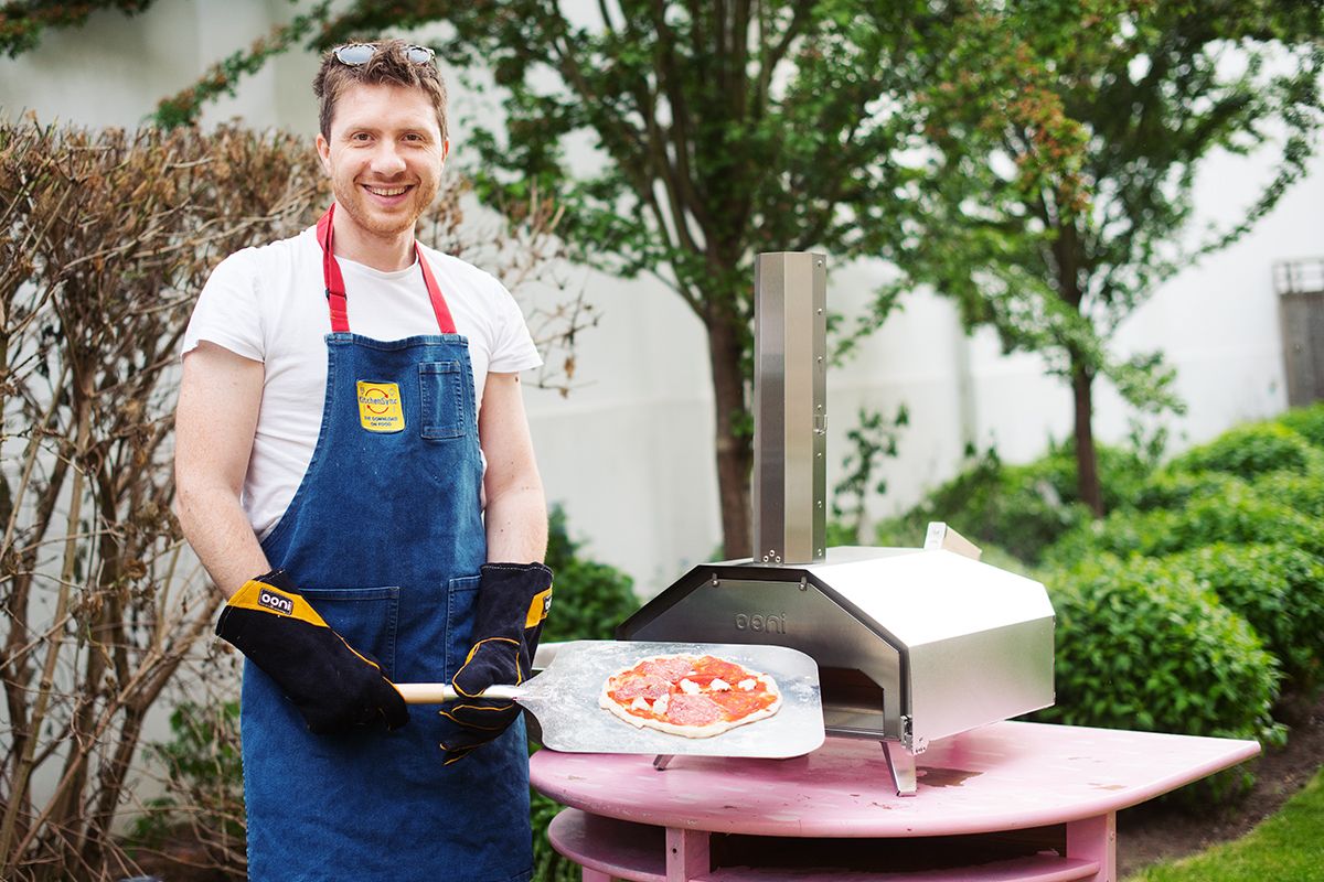 ooni-pro-pizza-oven-pic-presentation-pizza-on-peeler