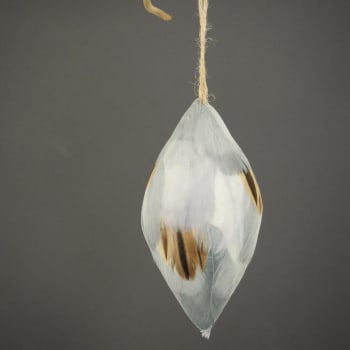 Und julekule med fjær gråblå