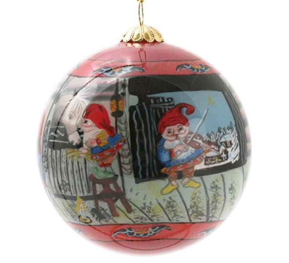 Julekule nisser på låven