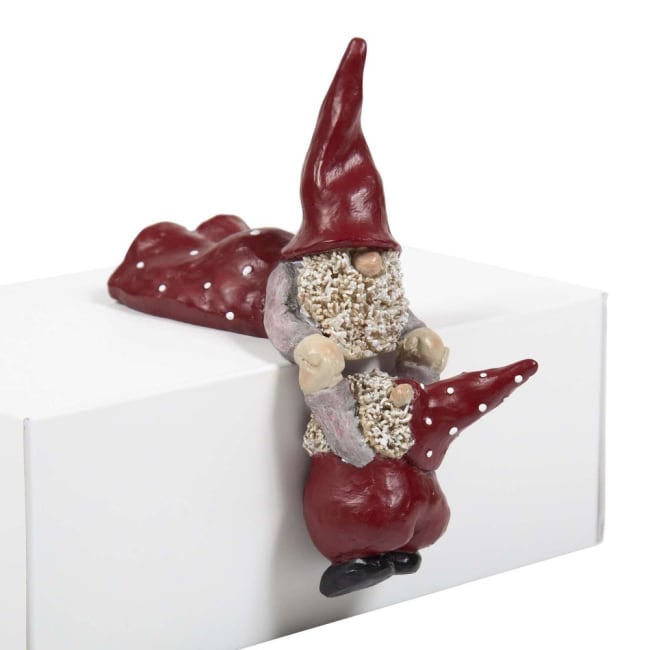 Nissene Elmer og Max henger på bordkanten