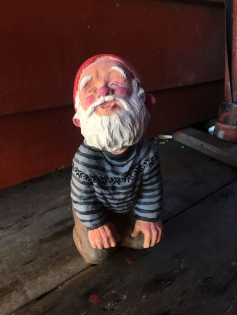Midthun-nisse sittende på kne