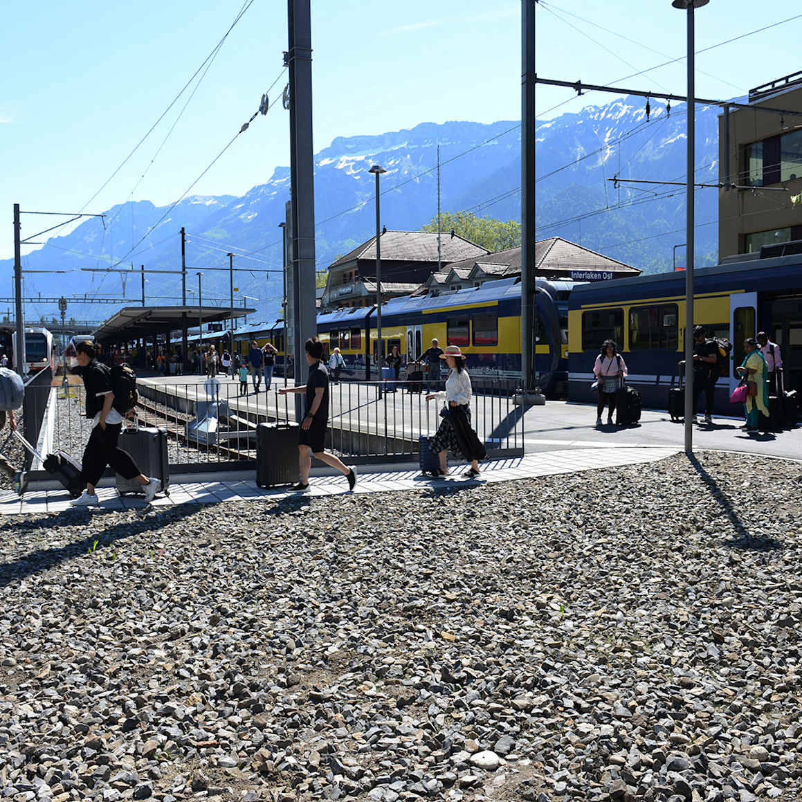 Gaeste nutzen Direktzugang zu Gleisen