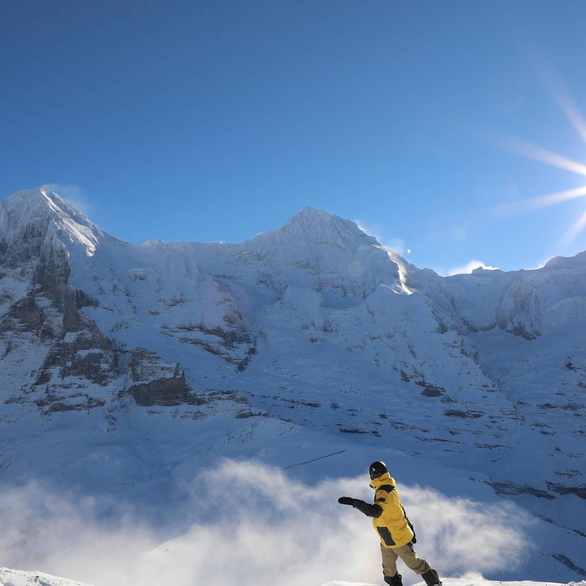 Snowboarder vor Eiger Moench und Jungfrau