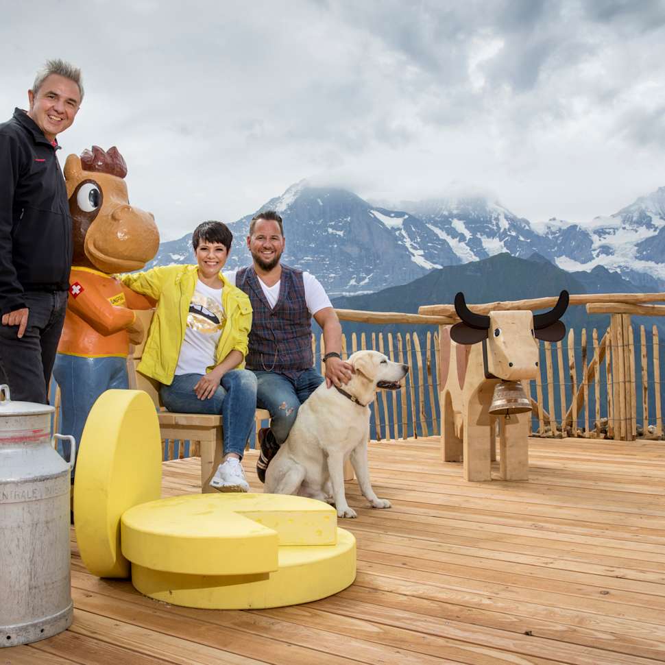 Urs Kessler Francine Jordi und Marc Trauffer und Hund Theo beim Fotopoint