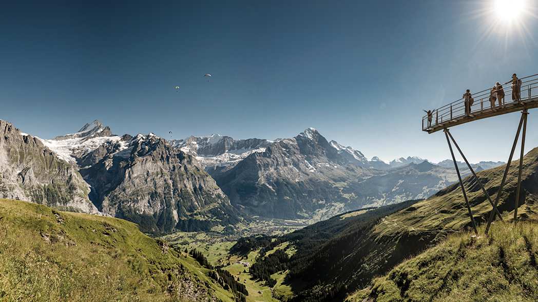 Grindelwald First Cliff Walk Paragliders am Himmel