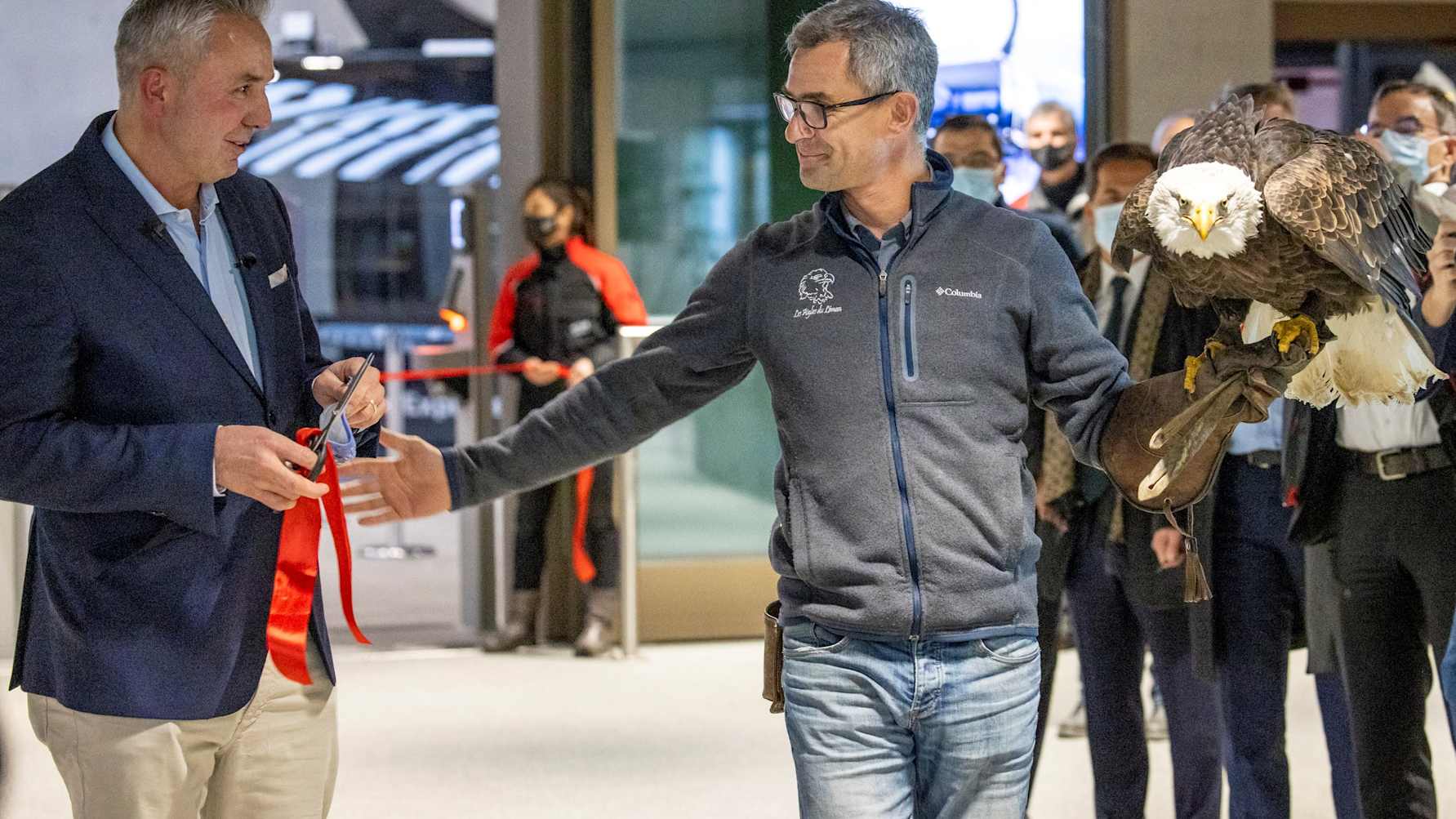 Urs Kessler lors de la remise des ciseaux par l’aigle Sherkan et son propriétaire Jacques Oliver Travers Copie