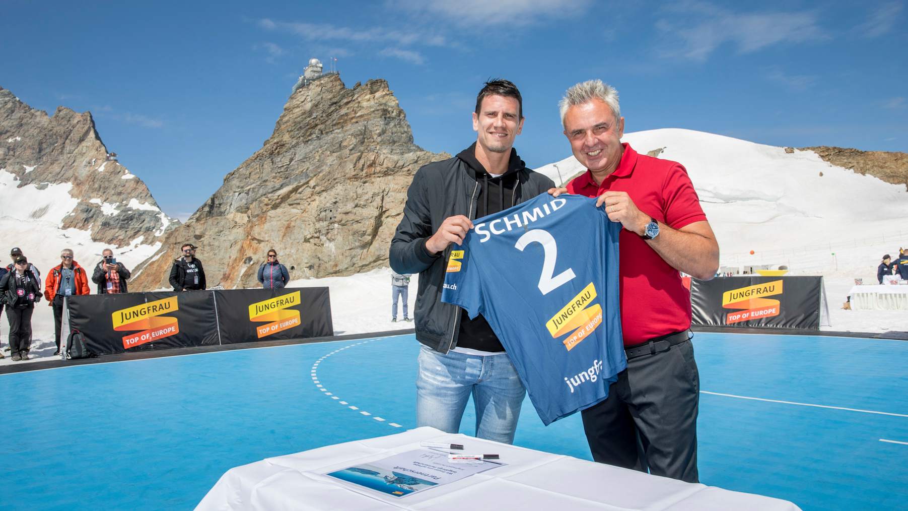 Handball 3 Andy Schmid und Urs Kessler nach der Vertragsunterzeichnng