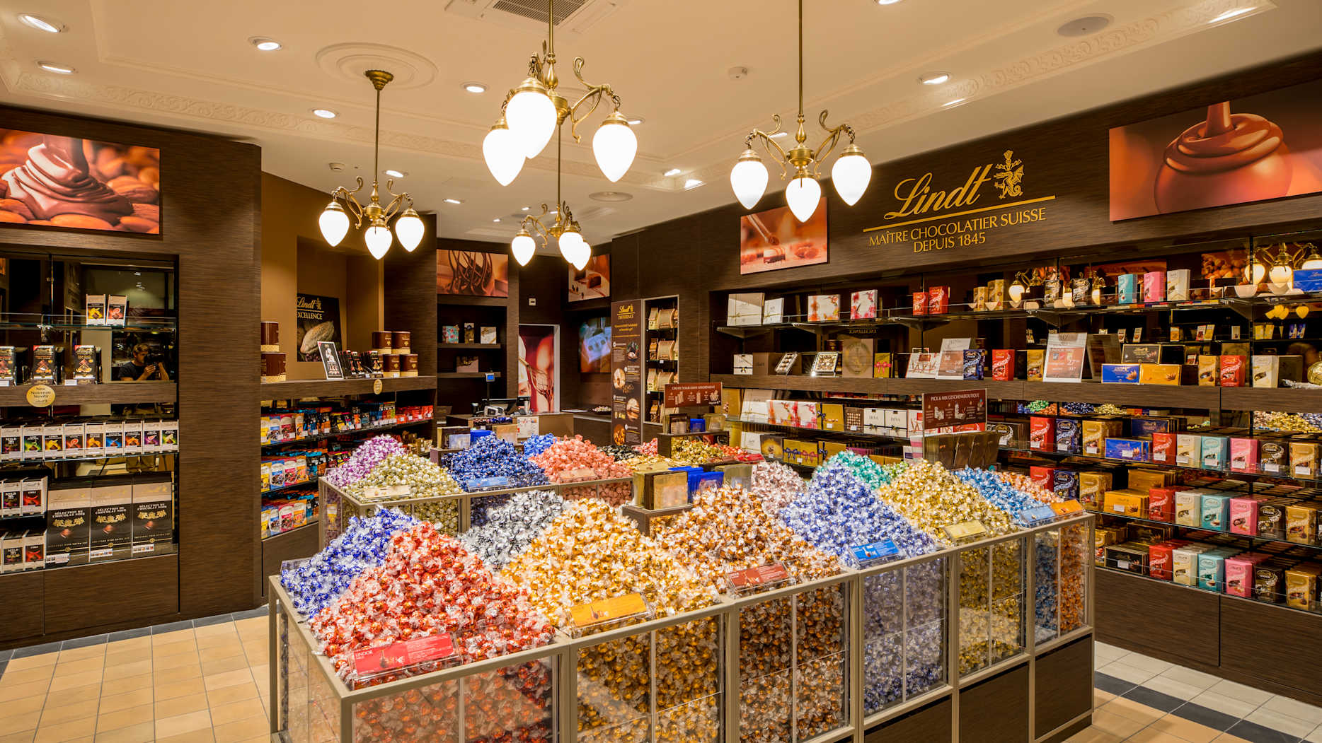 Erlebnisse-Aktivitaeten, Flagshipstore, Innenaufnahme, Interlaken, Jungfraubahnen, Lindt, Partnerschaften, Shop, Store, Swatch, Verhältnisse, Victorinox, jungfrau.ch