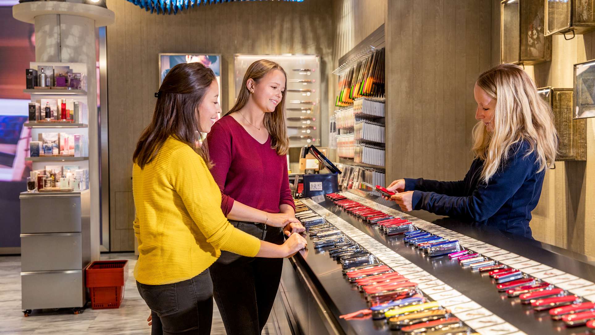 Erlebnisse-Aktivitaeten, Flagshipstore, Innenaufnahme, Interlaken, Jungfraubahnen, Lindt, Partnerschaften, Shop, Store, Swatch, Verhältnisse, Victorinox, jungfrau.ch